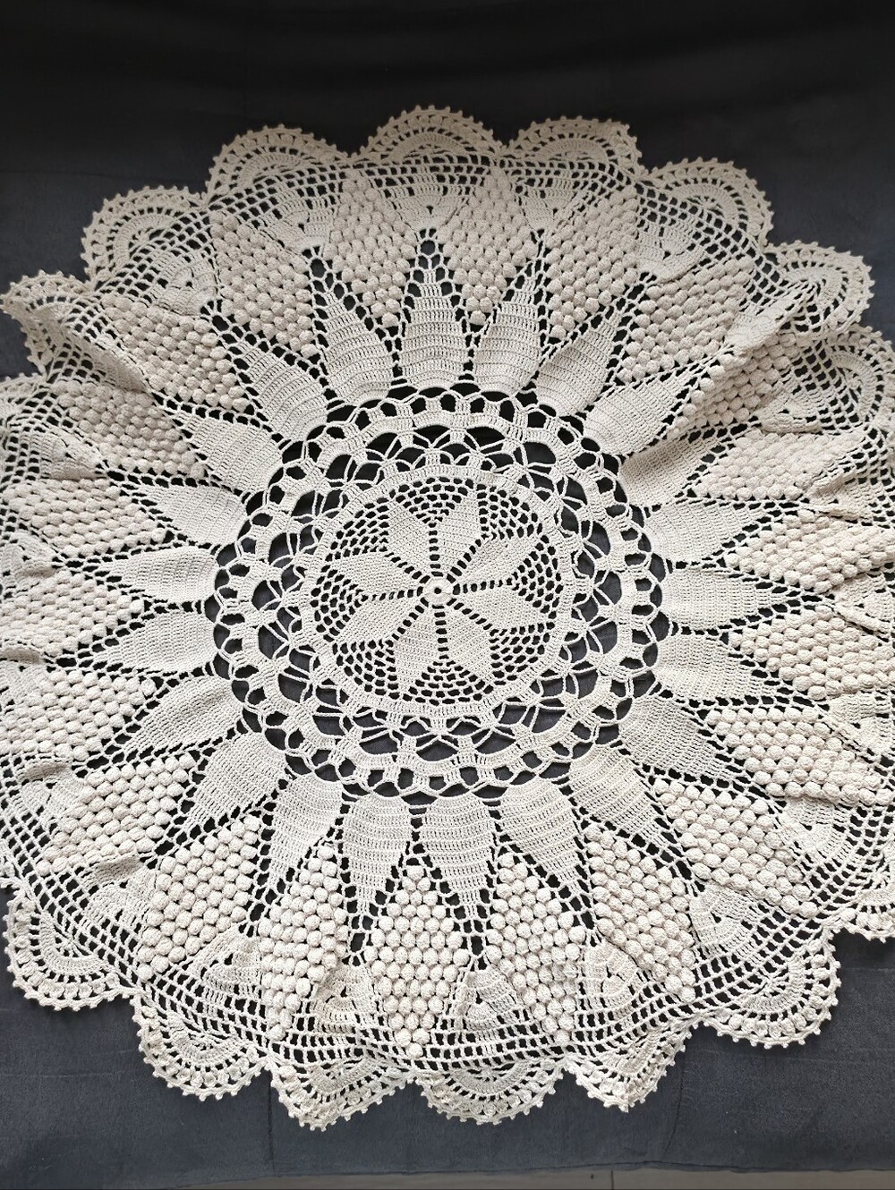 VINTAGE HAND CROCHED CENTERPIECE